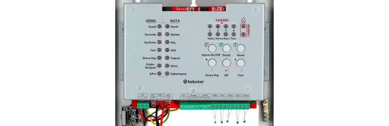 Une vue détaillée du panneau d'alarme incendie TFP-3124, affichant son interface et ses indicateurs lumineux.