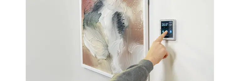 Écran tactile intelligent pour afficher la température, l'humidité et la qualité de l'air avec un design moderne.