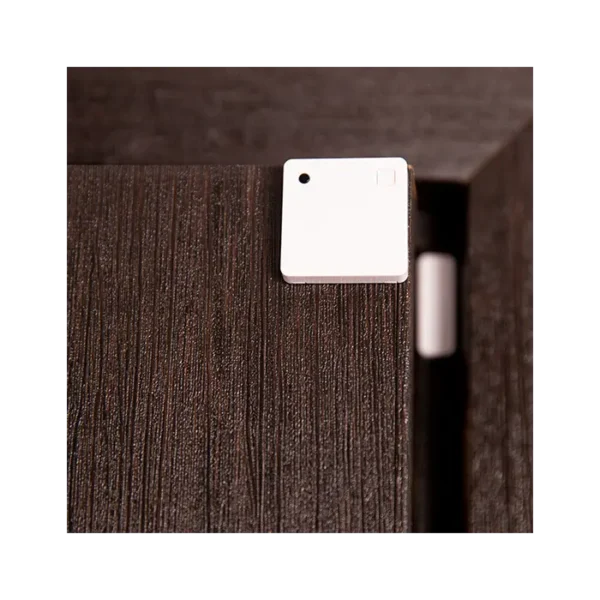 Le Shelly BLU Door/Window est un capteur intelligent sans fil qui surveille l'ouverture des portes et fenêtres, garantissant une sécurité optimale pour votre maison.