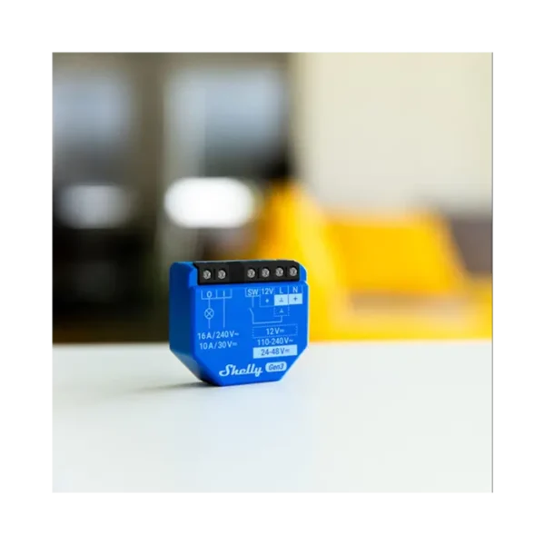 La "Shelly 1 Gen3" est un relais intelligent compact permettant de contrôler des appareils électriques à distance. Il s'intègre facilement dans des systèmes de maison intelligente pour une gestion simplifiée.