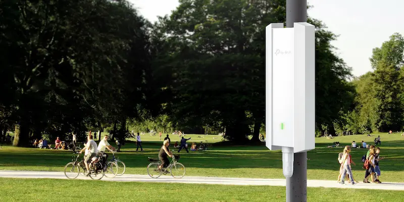 Image d’un point d’accès WiFi 6 AX3000 conçu pour une installation intérieure/extérieure, offrant une connectivité rapide, fiable et résistante aux intempéries.