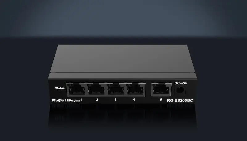 Image du switch RG‑ES205GC, boîtier compact fanless avec 5 ports RJ‑45 Gigabit, compatible Ruijie Cloud via QR code.