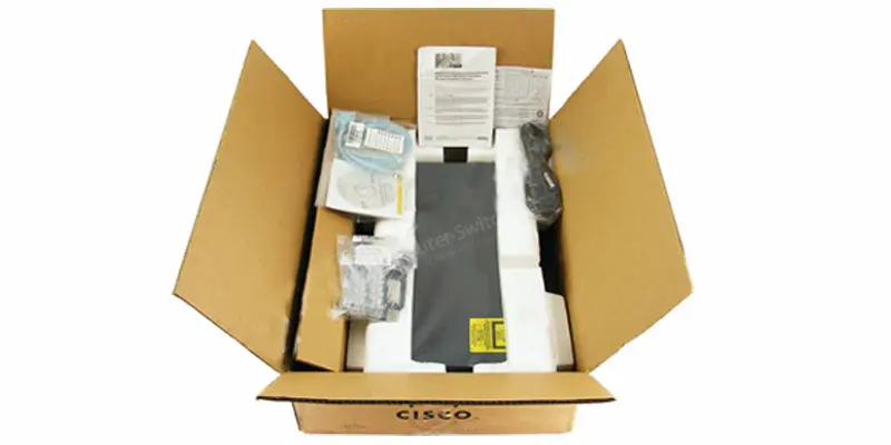 Switch Cisco Catalyst WS-C2960+24TC-S avec 24 ports Fast Ethernet et 2 uplinks combo.