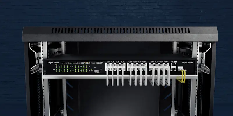 Image du RG‑ES126S‑P V2 monté en rack, boîtier métal 24 ports RJ‑45 10/100 Mbps PoE+, alimentation centralisée, sans ventilateur.