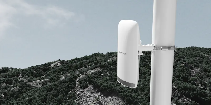 Image du pont sans fil RG-EST350 V2, équipement extérieur 5 GHz Wi-Fi 802.11ac, boîtier robuste IP65 avec antennes intégrées pour connexion point-à-point.
