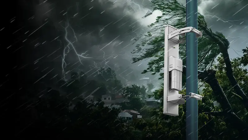 Image de la station de base RG‑AirMetro550G‑B, CPE extérieur 5 GHz avec antenne intégrée, boîtier IP65, port Ethernet et fonctions de gestion cloud.