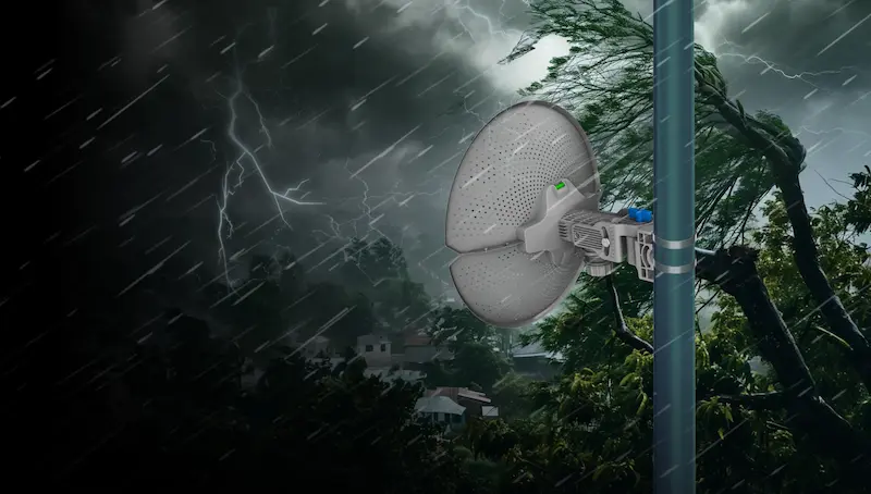 Image du RG‑AirMetro460G, CPE extérieur robuste avec antenne directionnelle intégrée, port Ethernet Gigabit et alimentation PoE.
