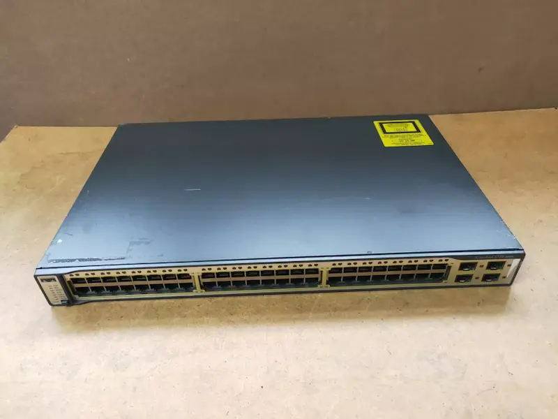 Cisco WS-C3750-48TS-S, switch 48 ports Fast Ethernet empilable avec gestion avancée
